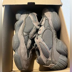 Yeezy 500 - Clay Brown. Barely worn! Perfect condition for a collector.